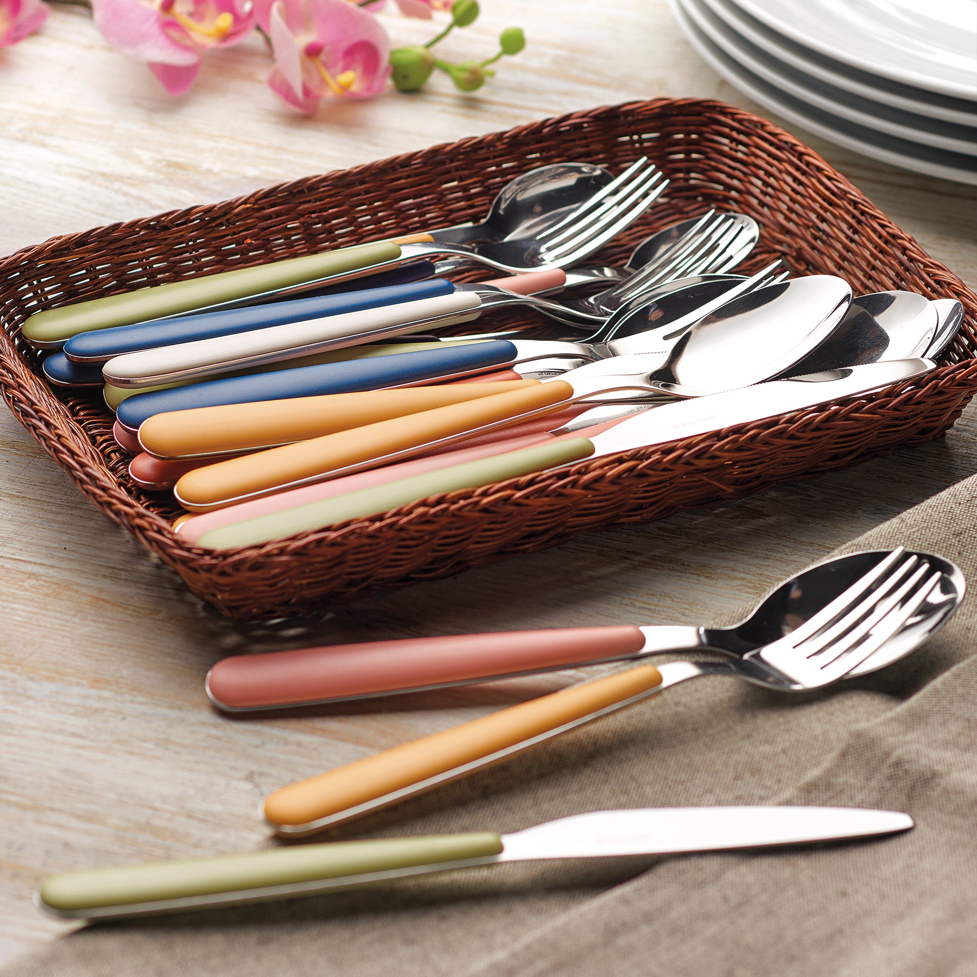 24-PIECE CUTLERY SET