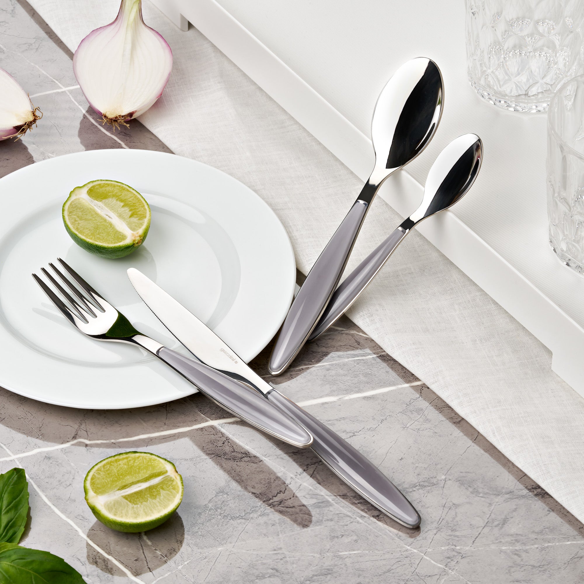 24-PIECE CUTLERY SET 
